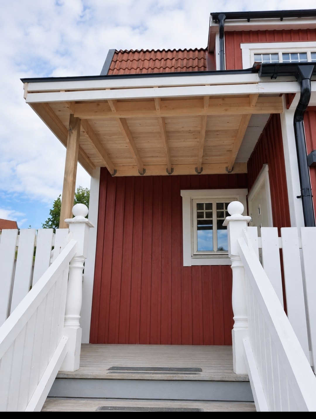 Ombyggt entréparti med nytt skärmtak