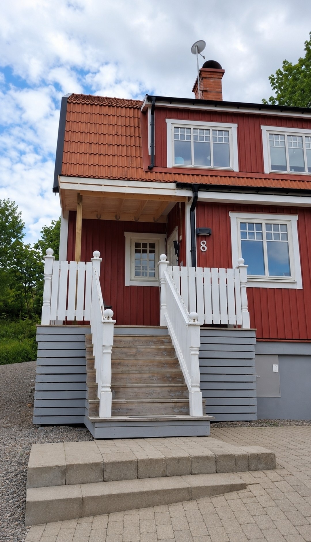 Befintlig trappa och entré före arbetet